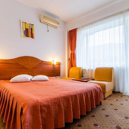 Hotel President Бэи­ле-Олэ­неш­ти Экстерьер фото