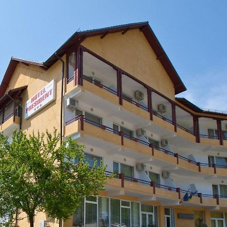 Hotel President Бэи­ле-Олэ­неш­ти Экстерьер фото