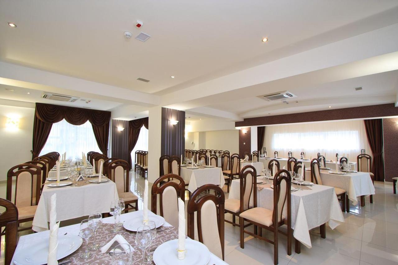 Hotel President Бэи­ле-Олэ­неш­ти Экстерьер фото