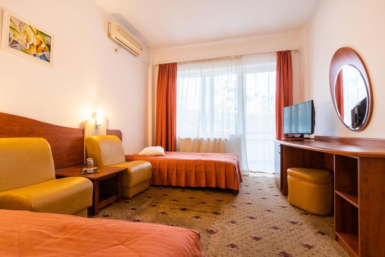 Hotel President Бэи­ле-Олэ­неш­ти Экстерьер фото