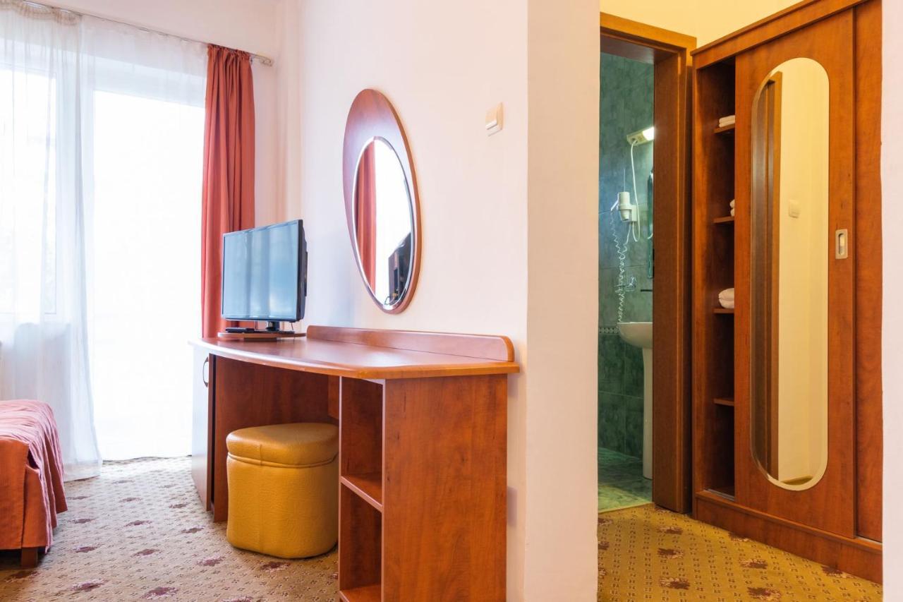 Hotel President Бэи­ле-Олэ­неш­ти Экстерьер фото
